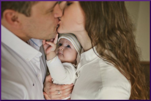 Мама с папой целуются